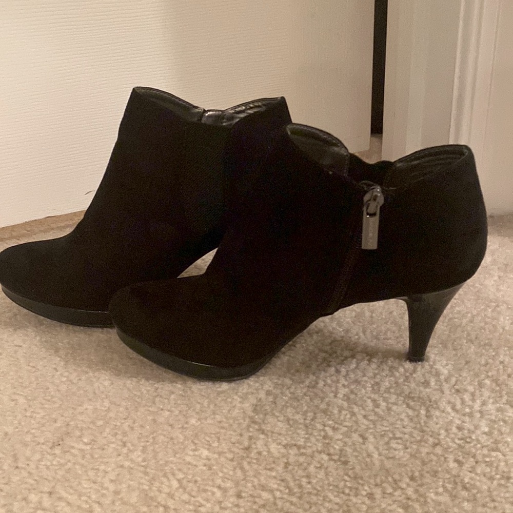 COPY - Brand new (w/o tags) Bandolino ankle booties
